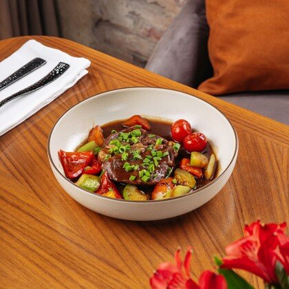 Томленая говяжья шея с овощами в перечной карамели