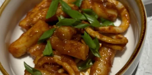 Токпокки с кальмаром