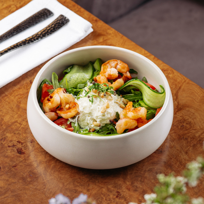 Салат рукола с креветками и муссом блю чиз