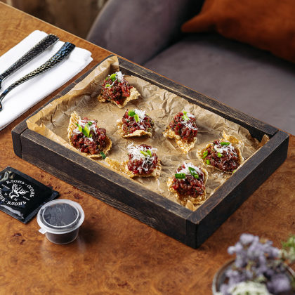 Тар тар из говядины с муссом страчателла и чипсами тапиока