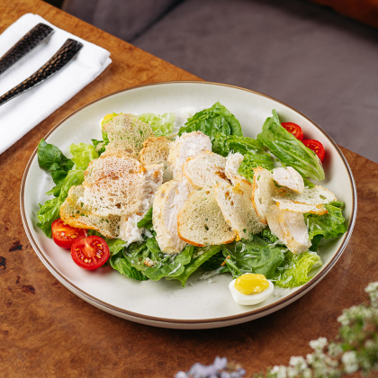 А-ля цезарь с куриной грудкой