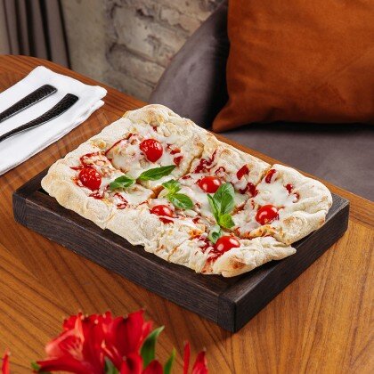 Фокачча с  томатами и моцареллой