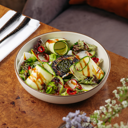 Зеленый салат с авокадо гриль