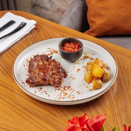 Свиная шея гриль с печеным картофелем и аджикой