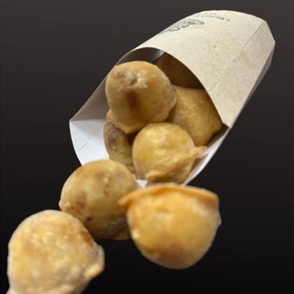 Жареные пельмени с чесночным соусом