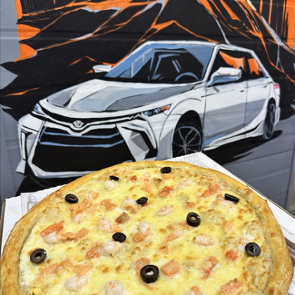 Пицца с креветками и лососем