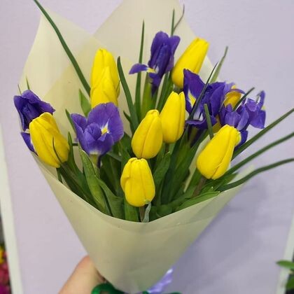 Букет с тюльпанами и ирисами