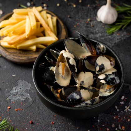 МИДИИ В СЛИВОЧНО-ЧЕСНОЧНОМ СОУСК С КАРТОФЕЛЕМ ФРИ