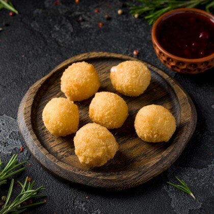 СЫРНЫЕ ШАРИКИ С БРУСНИЧНЫМ СОУСОМ