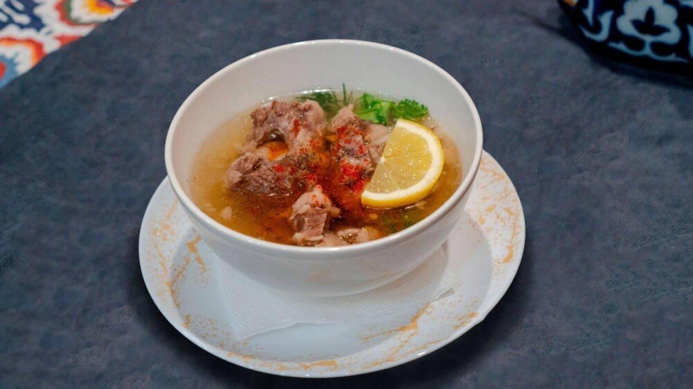Бульон с говяжьими ребрышками