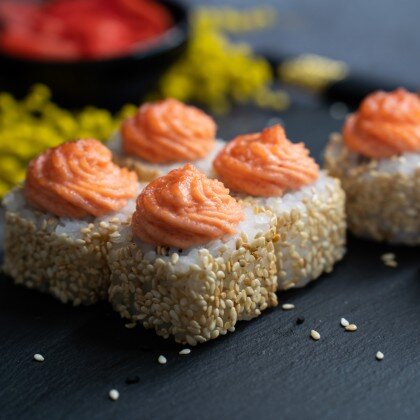 Ролл "Запеченный Семга в кунжуте"