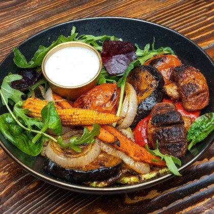 Овощи гриль со сметанным соусом