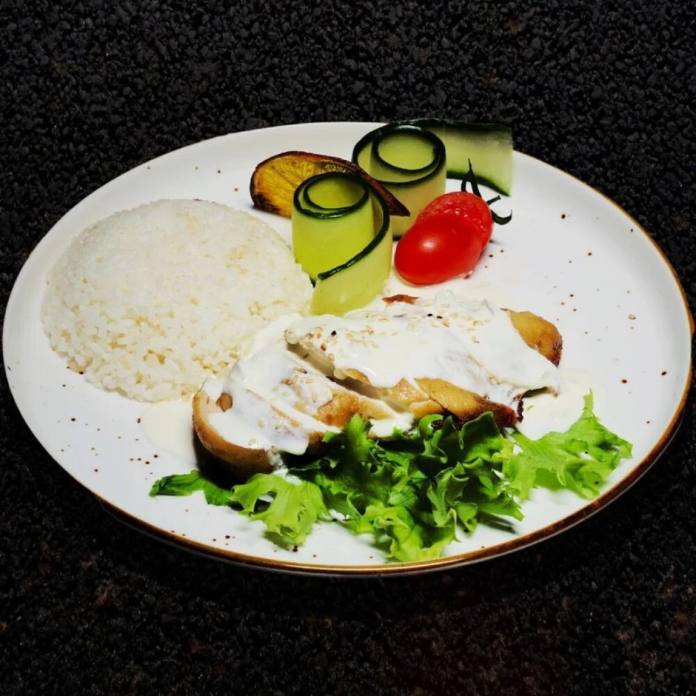 Куриная грудка со сливочным беконным соусом