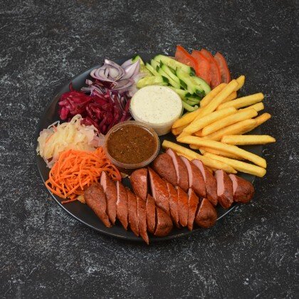 Хот-дог на тарелке