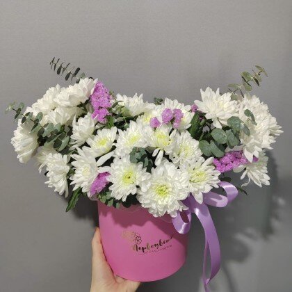 Композиция из Кустовой хризантемы и статицы.