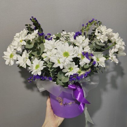 Композиция из Кустовой хризантемы, статицы и эвкалипта.