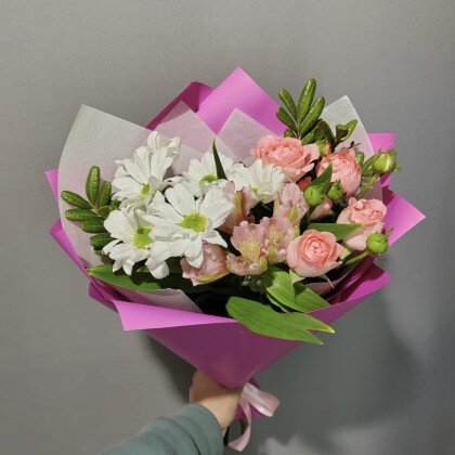 Букет из Кустовой розы, хризантемы и альстромерии.