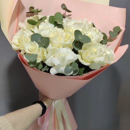 Букет из 15 Французских Роз с Эвкалиптом.