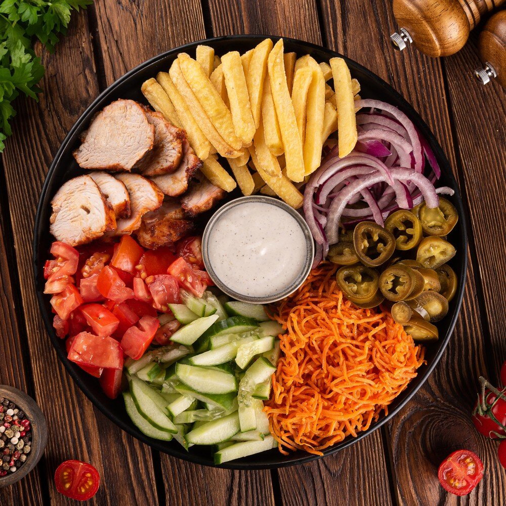  Шаверма на тарелке со свининой и курицей