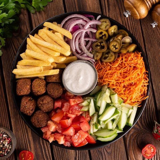 Шаверма на тарелке с фалафелем