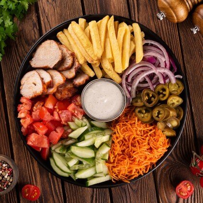 Шаверма на тарелке со свининой и курицей