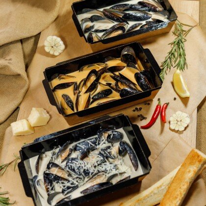 Комбо из мидий в сырном, том ям и сливочно-чесночном соусе