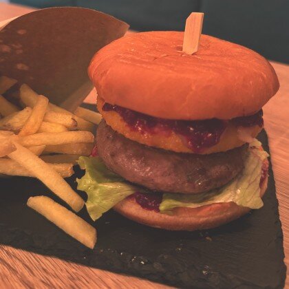 Бургер с вишнёвым соусом