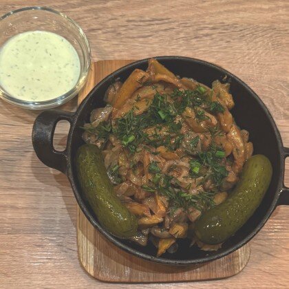 Горячая сковородка с грибами