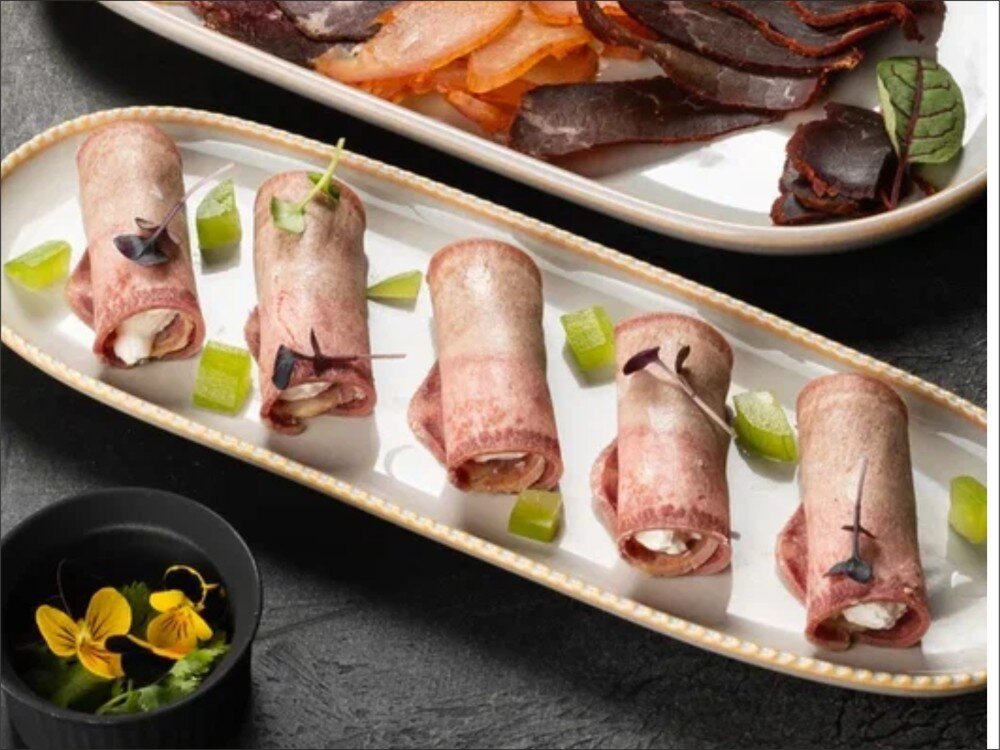 Язык говяжий с сыром и чесноком