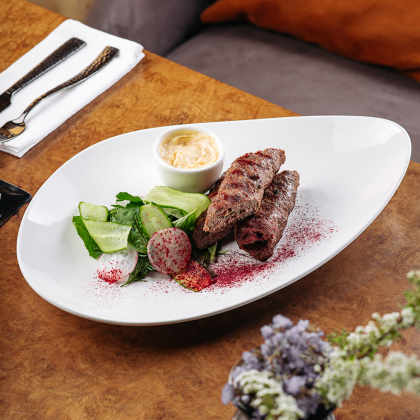 Люля-кебаб из говядины с соусом чеддер