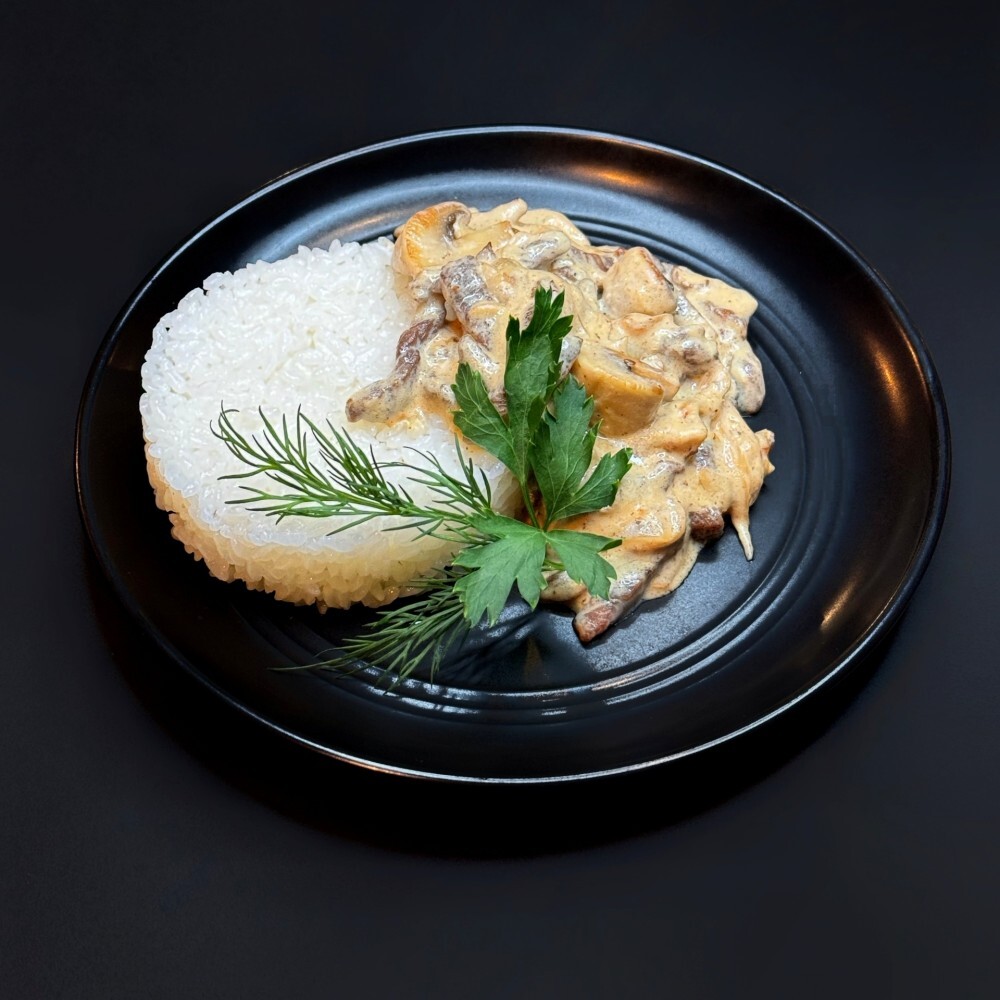 Говядина с грибами по-строгановски с рисом / картофельным пюре