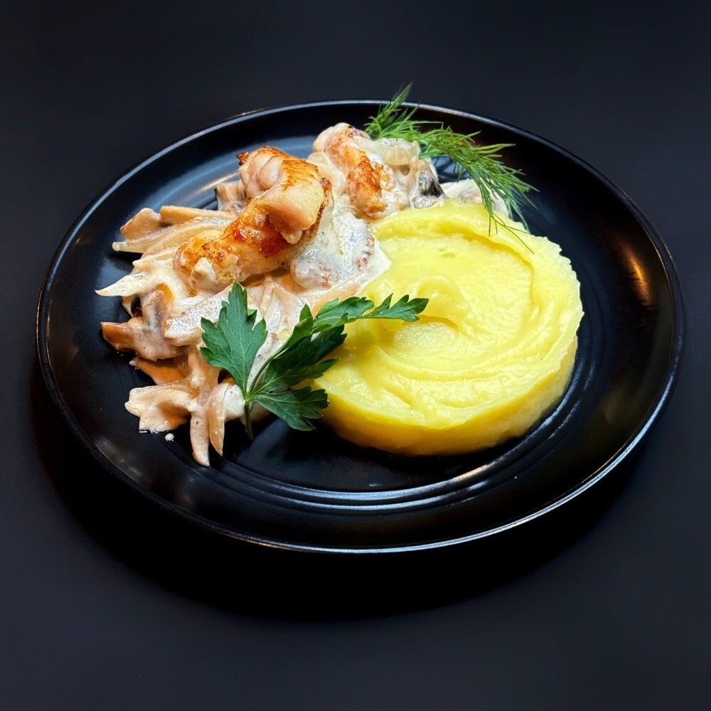 Курица с грибами по-строгановски с рисом / картофельным пюре