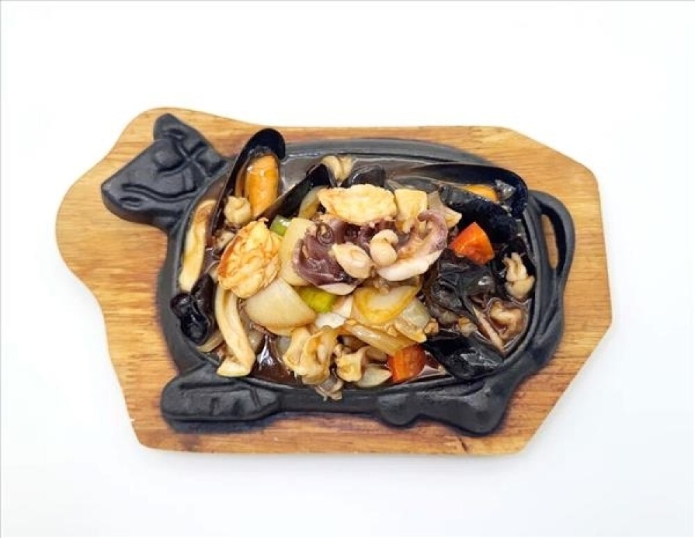 С6 Сковородка с морепродуктами 铁板海鲜