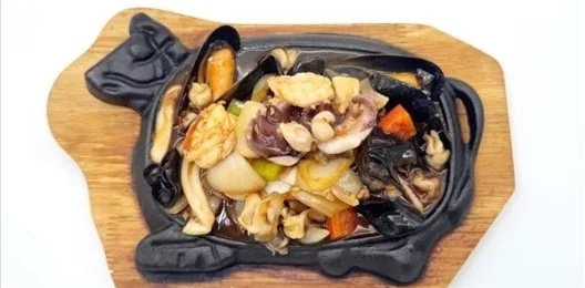С6 Сковородка с морепродуктами 铁板海鲜