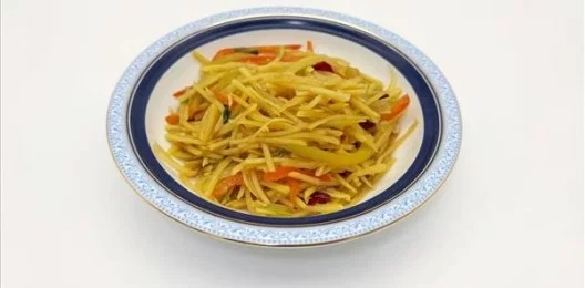 А7 Картофельная соломка с перцем 酸辣土豆丝