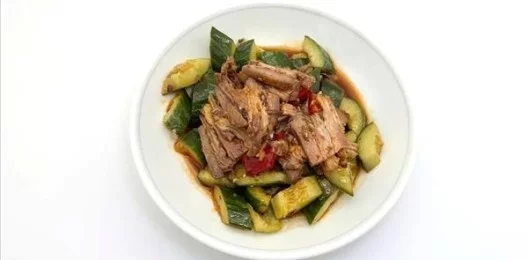 А3 Битые огурцы с говядиной 牛肉拍黄瓜