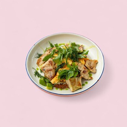 Скрембл с курицей и авокадо