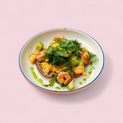 Скрембл с креветками и авокадо