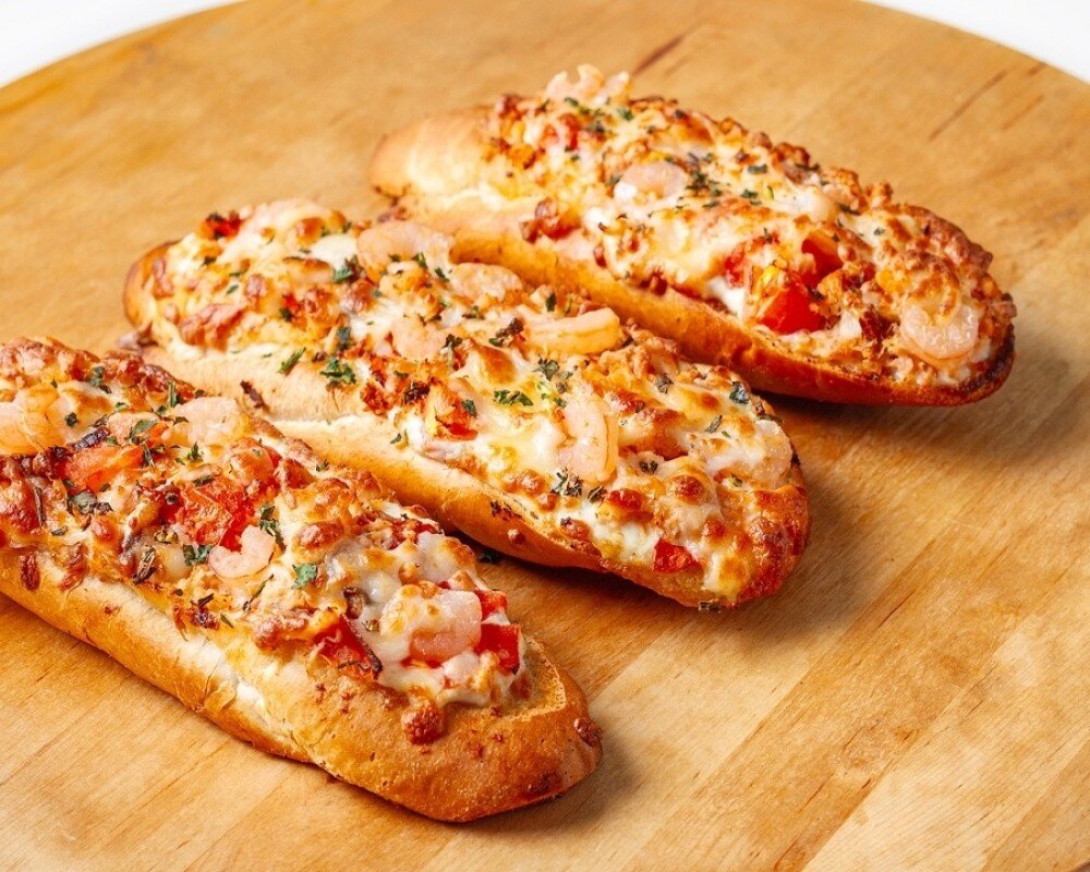 Брускетта с копченой рыбой и креветками