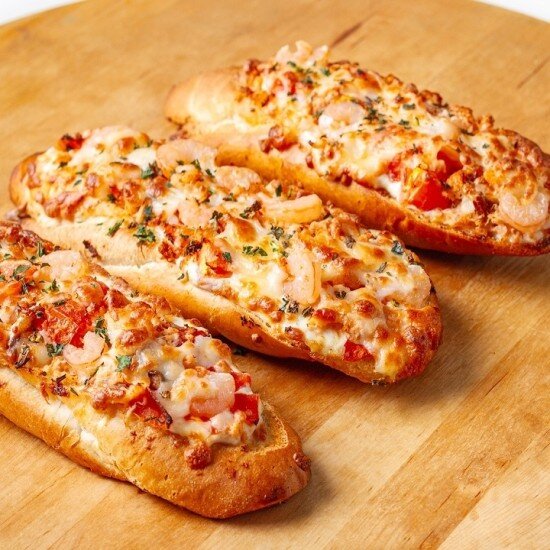 Брускетта с копченой рыбой и креветками