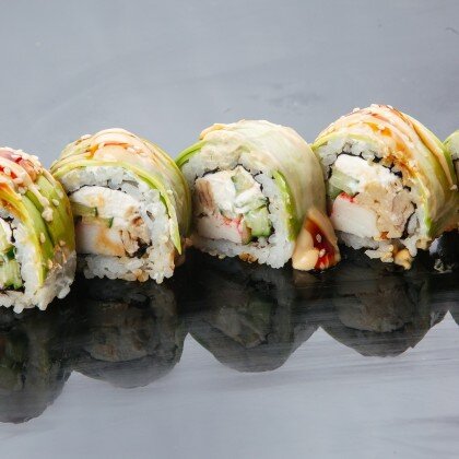 Ролл из авокадо, краба и томаго