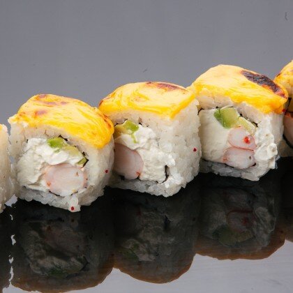 Ролл "чеддер с креветкой и авокадо"