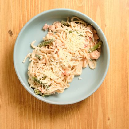 Лапша с форелью и овощами в сливочном соусе