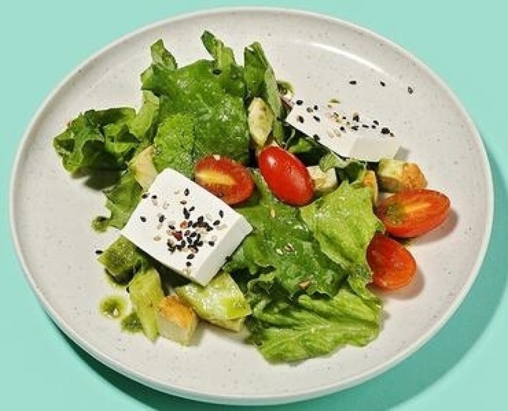 Греческий с куриным филе и песто из цукини