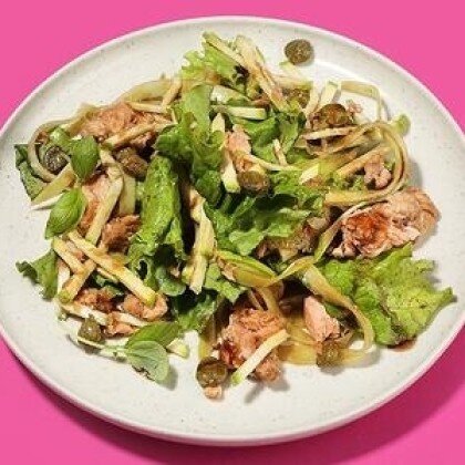 Зеленый салат с лососем горячего копчения