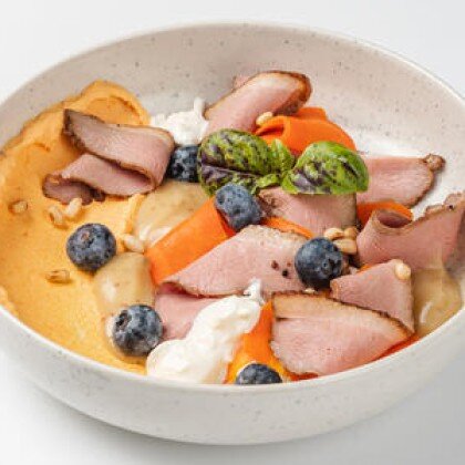 Копченая утка и медовая морковь