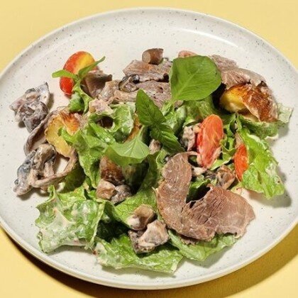 Салат с ростбифом и двумя видами грибов