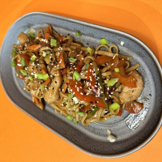 Удон с курицей и овощами