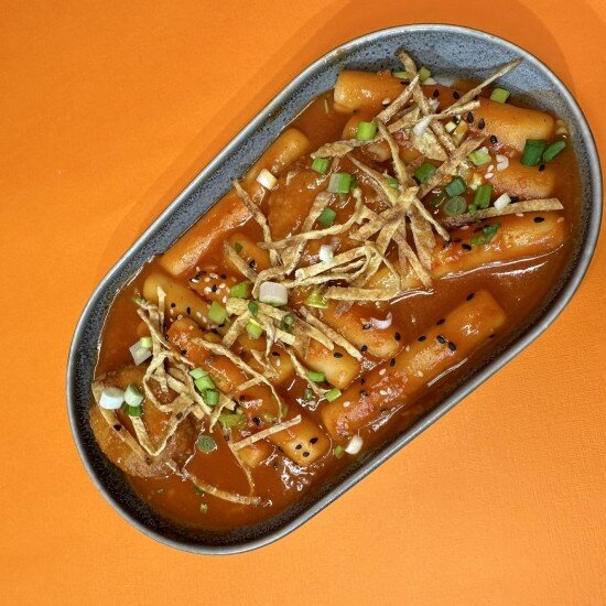 Токпокки в кисло-сладком соусе с кнели