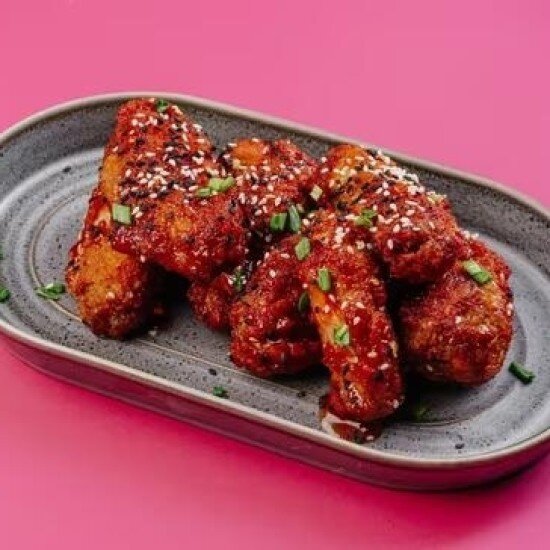 Хрустящие крылья в соусе шрирача